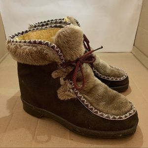 Snow land vintage fleece lined winter lace up boots size 7.  Leather and faux